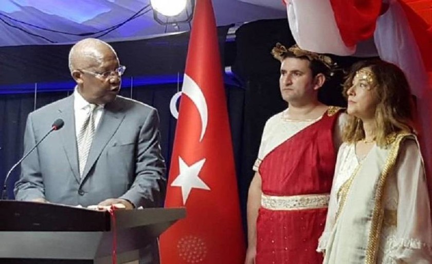 Ανθελληνικό μένος των Τούρκων: Ανακάλεσαν πρέσβειρα επειδή ντύθηκε «Ωραία Ελένη»