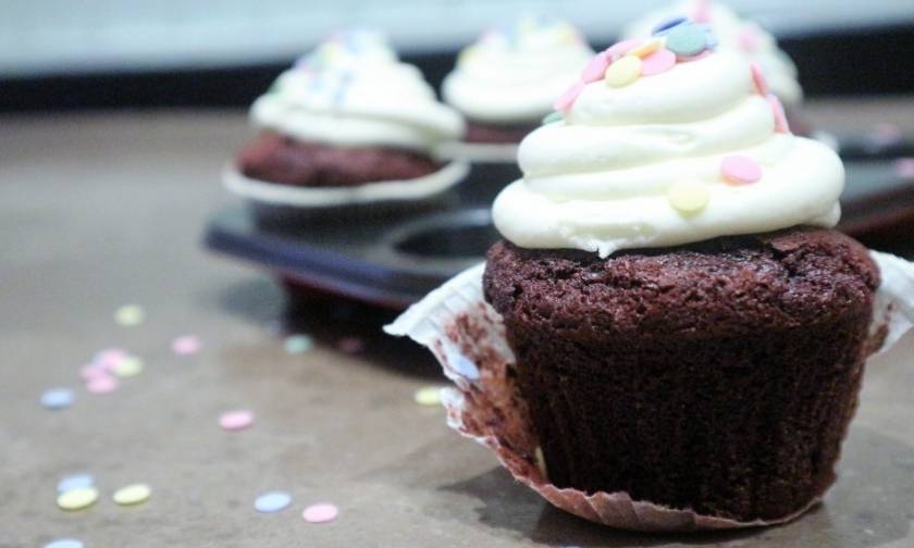 Θα ξετρελαθείτε: Red velvet cupcakes