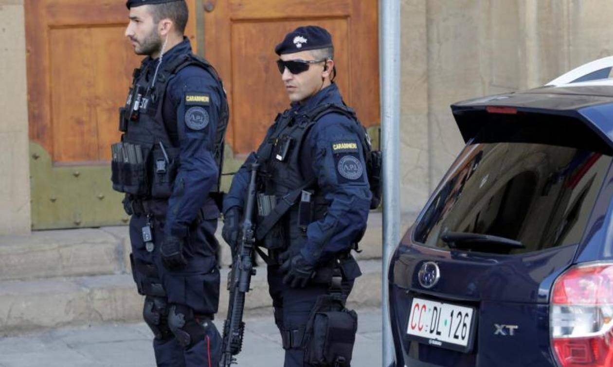 Συναγερμός στην Ιταλία: Διαβόητος μαφιόζος εισέβαλε σε ταχυδρομείο και κρατά ομήρους (Vid)