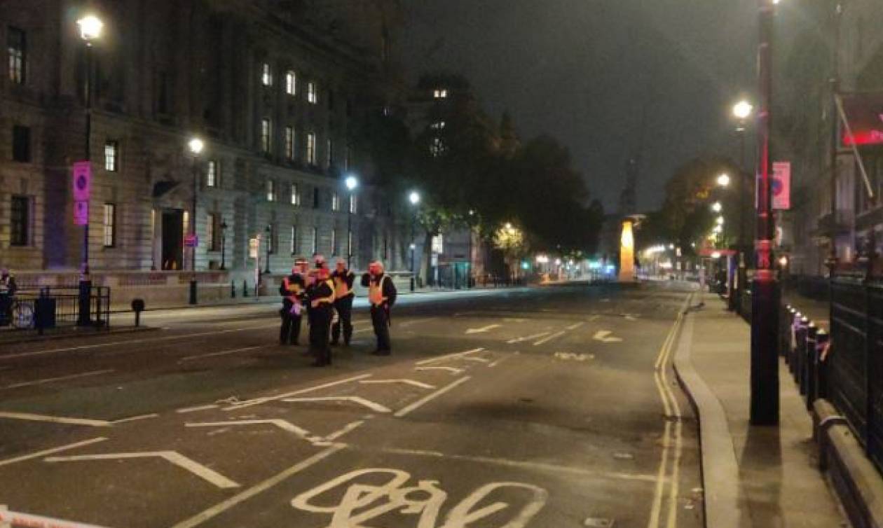 Συναγερμός στο Λονδίνο: «Ύποπτο» δέμα κοντά στο Κοινοβούλιο (pics)