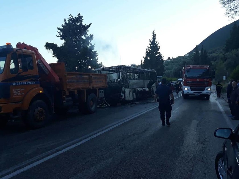 Λευκάδα: Φωτιά σε λεωφορείο του ΚΤΕΛ εν κινήσει (pics+vid)