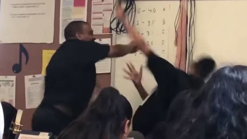 Σκηνές – Σοκ σε σχολείο: Καθηγητής «σακάτεψε» με γροθιές μαθητή που τον αποκάλεσε «νέγρο»