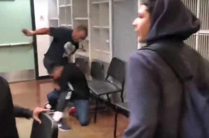 Σκηνές – Σοκ σε σχολείο: Καθηγητής «σακάτεψε» με γροθιές μαθητή που τον αποκάλεσε «νέγρο»