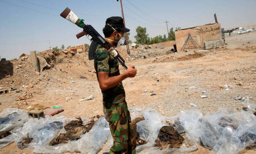 Μακάβριες εικόνες στο Ιράκ: 200 ομαδικούς τάφους και 12.000 πτώματα άφησε πίσω του ο ISIS