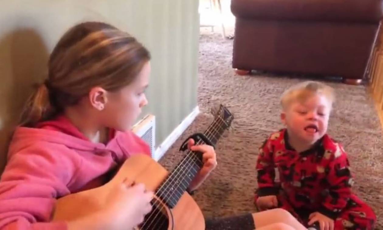 Κορίτσι παίζει μουσική στον μικρό της αδερφό με σύνδρομο Down (vid)