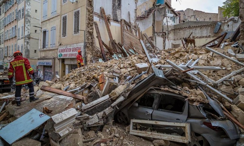Μασσαλία: Θρήνος κάτω από τα χαλάσματα – Ανασύρουν διαρκώς νεκρούς (Pics+Vids)