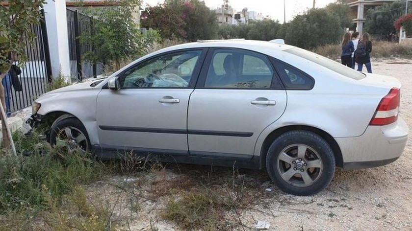 Ηράκλειο: Ανήλικοι πήραν κρυφά αυτοκίνητο και έπεσαν σε τοίχο σχολείου! (pics)
