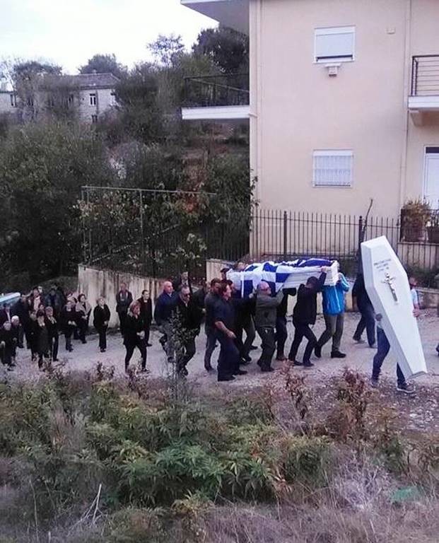Κωνσταντίνος Κατσίφας: Ο σπαραγμός της μάνας, η Ελληνική σημαία και η έκκληση για την κηδεία