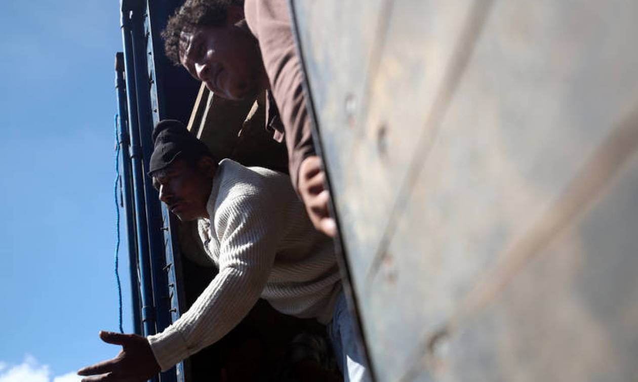 Βρετανία: 21 μετανάστες από το Βιετνάμ βρέθηκαν μέσα σε φορτηγό - ψυγείο