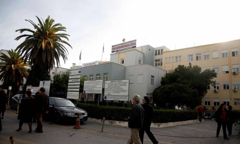 Εικόνες-σοκ στο νοσοκομείο Νίκαιας: «Έπεσε το ταβάνι» και τραυμάτισε τη μητέρα ασθενούς (pics)
