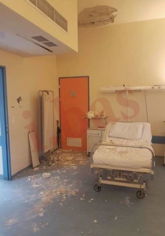 Εικόνες-σοκ στο νοσοκομείο Νίκαιας: Έπεσε το ταβάνι και τραυμάτισε τη μητέρα ασθενούς (pics)  