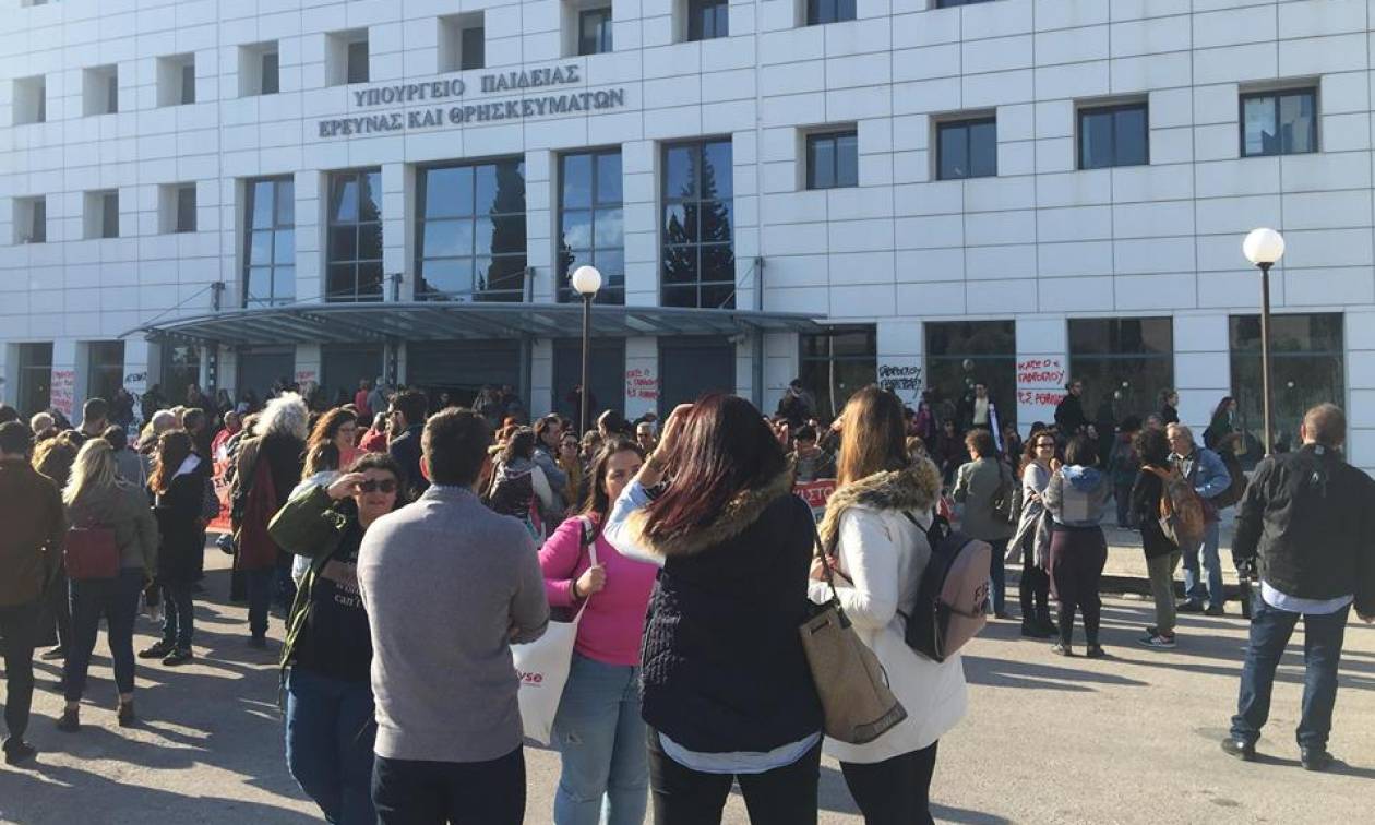 Ένταση στο υπουργείο Παιδείας: Μαθητές, εκπαιδευτικοί και καθηγητές εισέβαλαν στο κτήριο (vids+pics)