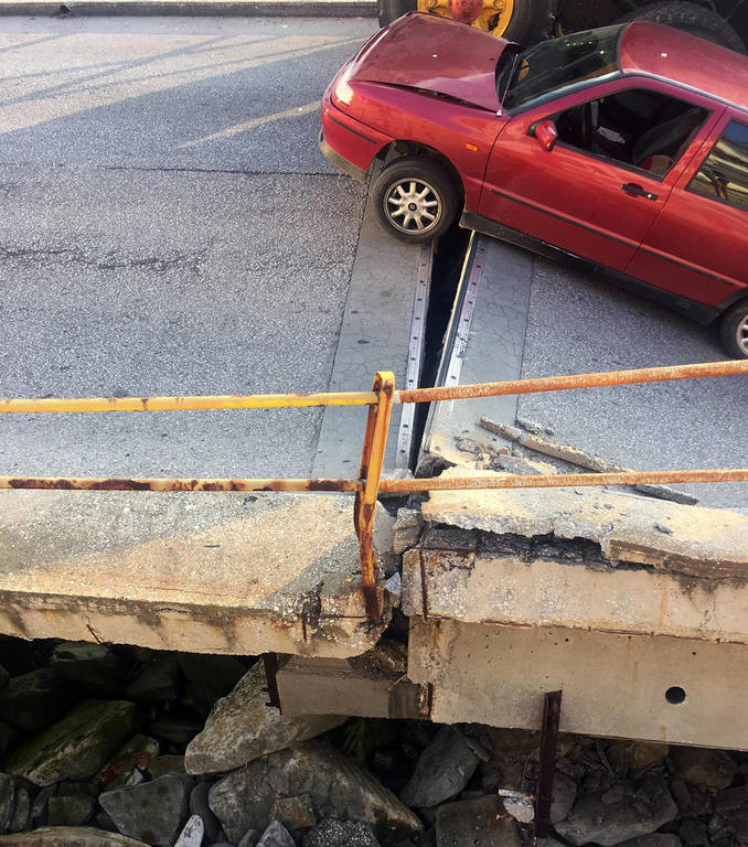 Εικόνες σοκ στην Καβάλα: Κατέρρευσε κεντρική γέφυρα μέσα στην πόλη (pics)