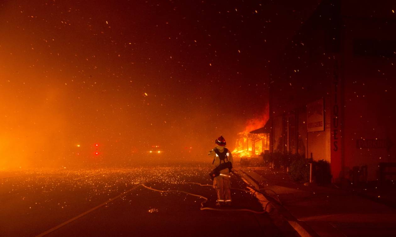 «Κόλαση» φωτιάς στην Καλιφόρνια: Δεκάδες σπίτια κάηκαν - Μαζικές εκκενώσεις (vids)