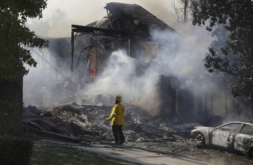 Τρία πύρινα μέτωπα στην Καλιφόρνια: Νεκροί και τραυματίες από τις φωτιές (pics+vids)