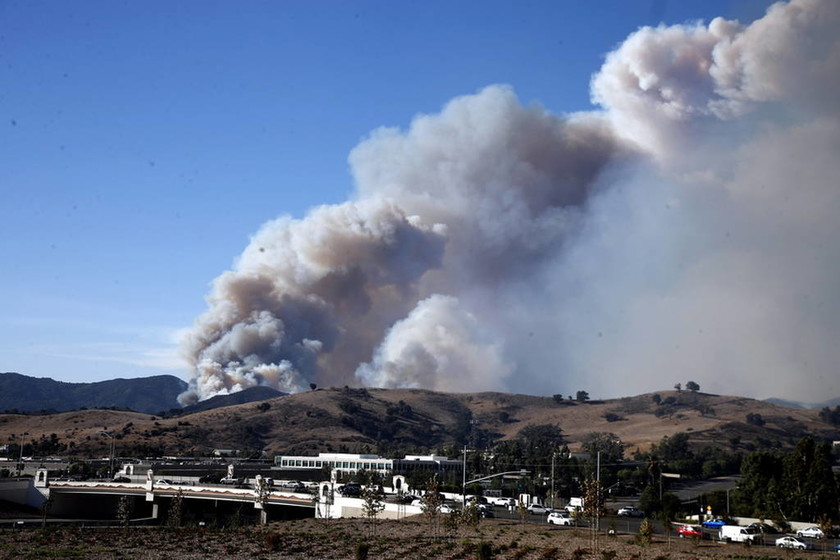 Τρία πύρινα μέτωπα στην Καλιφόρνια: Νεκροί και τραυματίες από τις φωτιές (pics+vids)