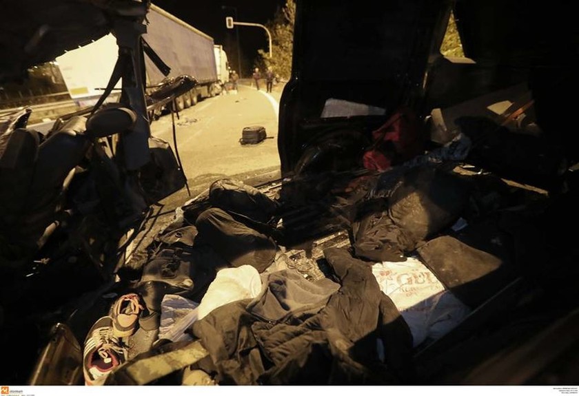 Θεσσαλονίκη: Εικόνες ΣΟΚ από τη φονική σύγκρουση βαν που μετέφερε μετανάστες με νταλίκα