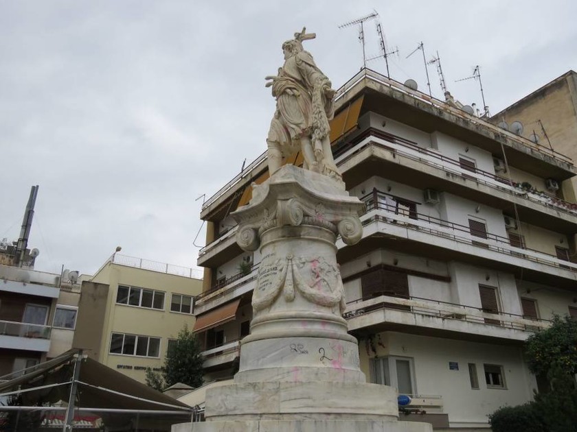 Λαμία: Άγνωστοι βανδάλισαν με μπογιές το άγαλμα του Αθανάσιου Διάκου (pics)