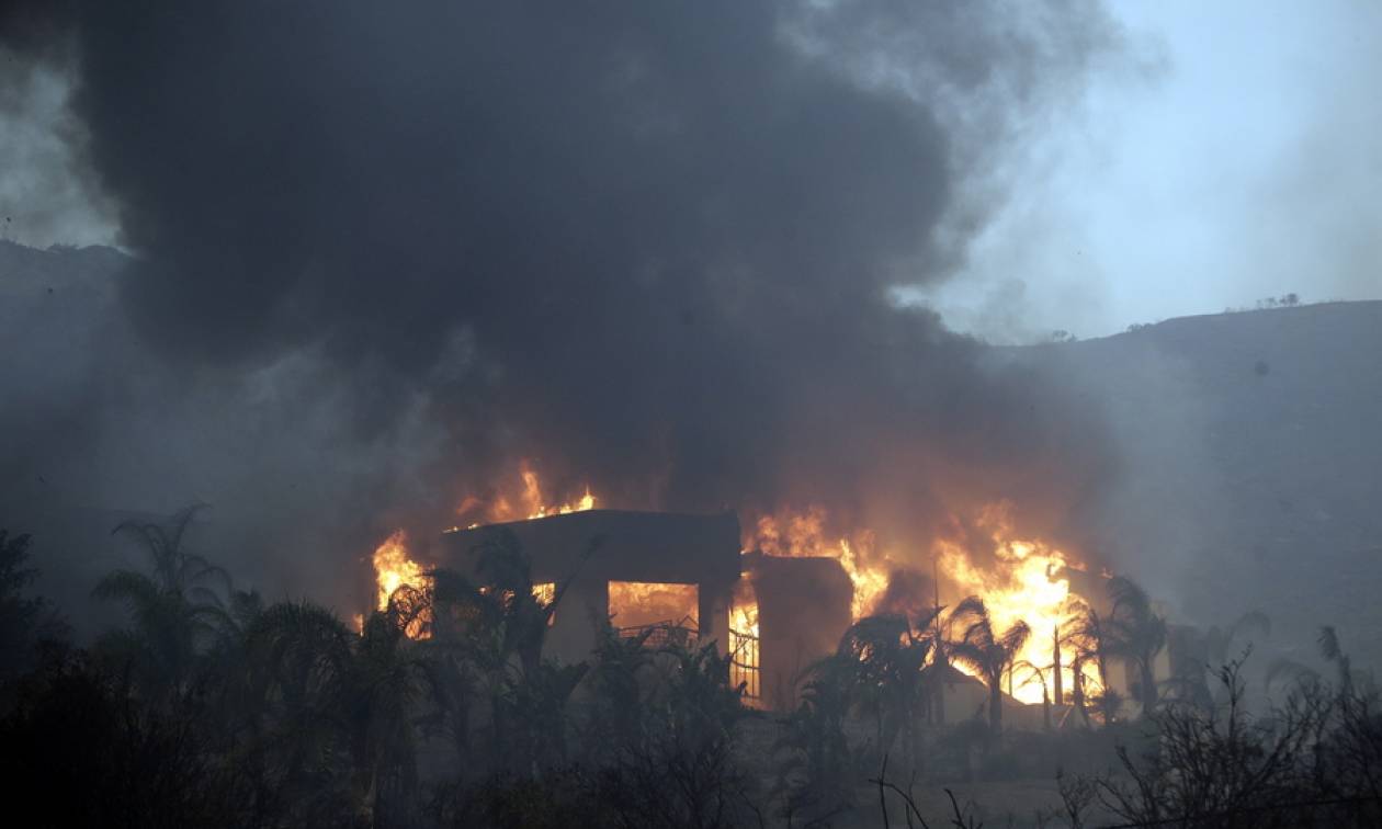 Πύρινη λαίλαπα στην Καλιφόρνια: Τουλάχιστον 9 νεκροί και δεκάδες αγνοούμενοι από τις φωτιές (vids)