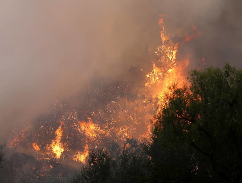 Πύρινη λαίλαπα στην Καλιφόρνια: Τουλάχιστον 9 νεκροί και δεκάδες αγνοούμενοι από τις φωτιές (vids)