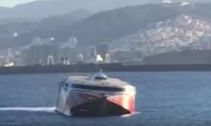 Σύγκρουση φέρι μποτ με σκάφος: Επιβαίνοντες έπεσαν στη θάλασσα (vid)