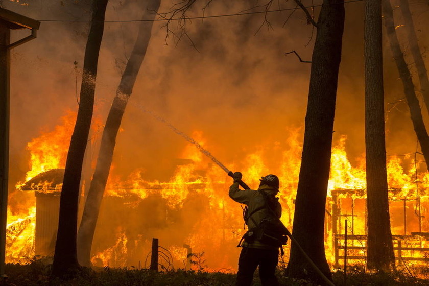 Ανατριχιαστικές εικόνες: Οι φωτιές στην Καλιφόρνια διακρίνονται από δορυφόρο! (pics)