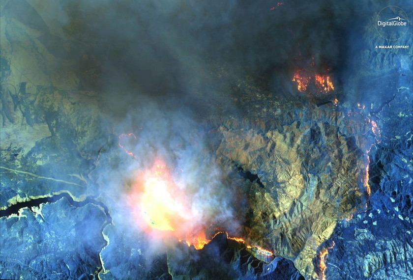 Ανατριχιαστικές εικόνες: Οι φωτιές στην Καλιφόρνια διακρίνονται από δορυφόρο! (pics)