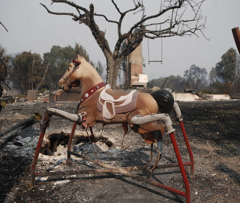 Πύρινη κόλαση στην Καλιφόρνια - Αυξάνονται δραματικά οι νεκροί από δύο πυρκαγιές (pics&vids)