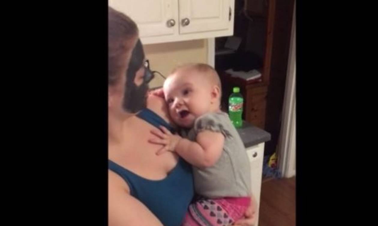Η επική αντίδραση ενός μωρού που βλέπει τη μαμά του με μάσκα ομορφιάς! (vid)