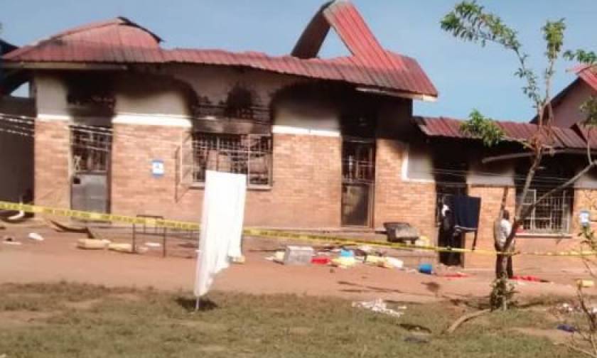Τραγωδία στην Ουγκάντα: Εννέα μαθητές νεκροί από πυρκαγιά σε κοιτώνα σχολείου (pics)