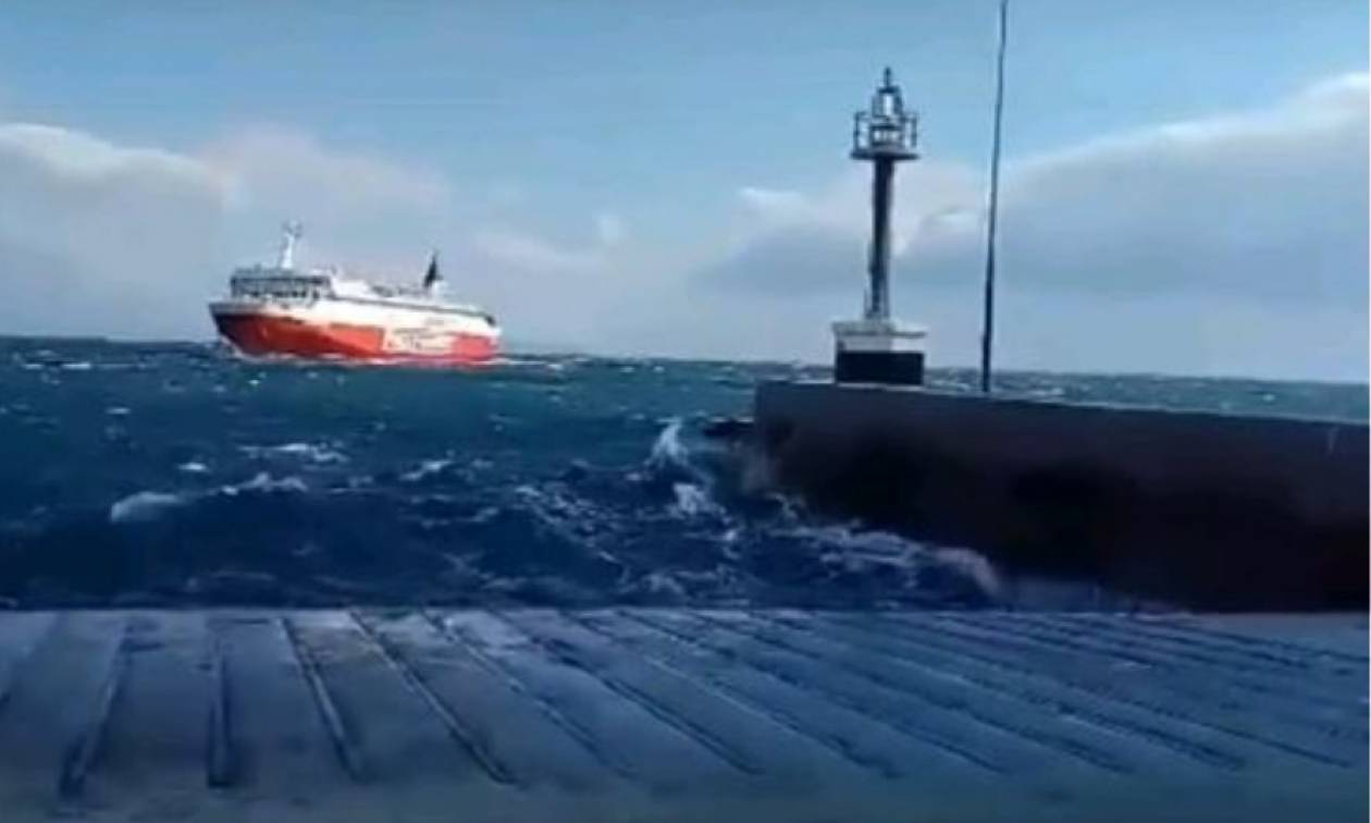 Βίντεο: Η τρομερή «μάχη» καπετάνιου με τα κύματα και η απίστευτη μανούβρα για να δέσει στη Ραφήνα