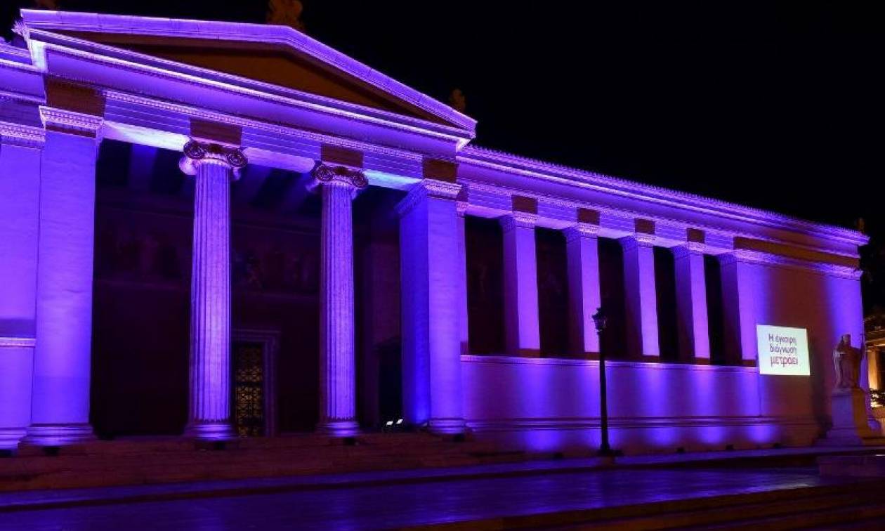 Το Πανεπιστήμιο Αθηνών φωτίστηκε με χρώμα μωβ για τον καρκίνο του παγκρέατος