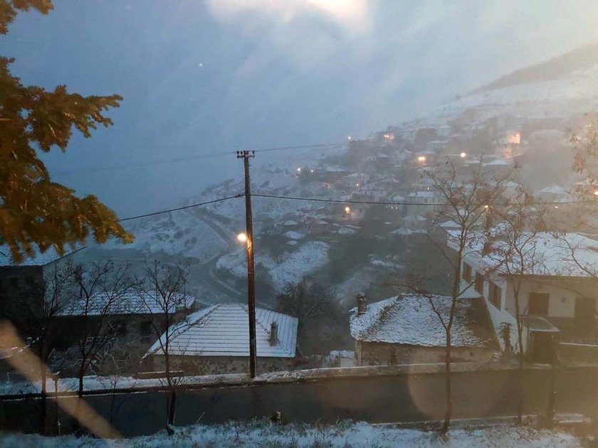 Κακοκαιρία: Ο χιονιάς «χτυπά» την Ελλάδα – Ποιες περιοχές «ντύθηκαν στα λευκά