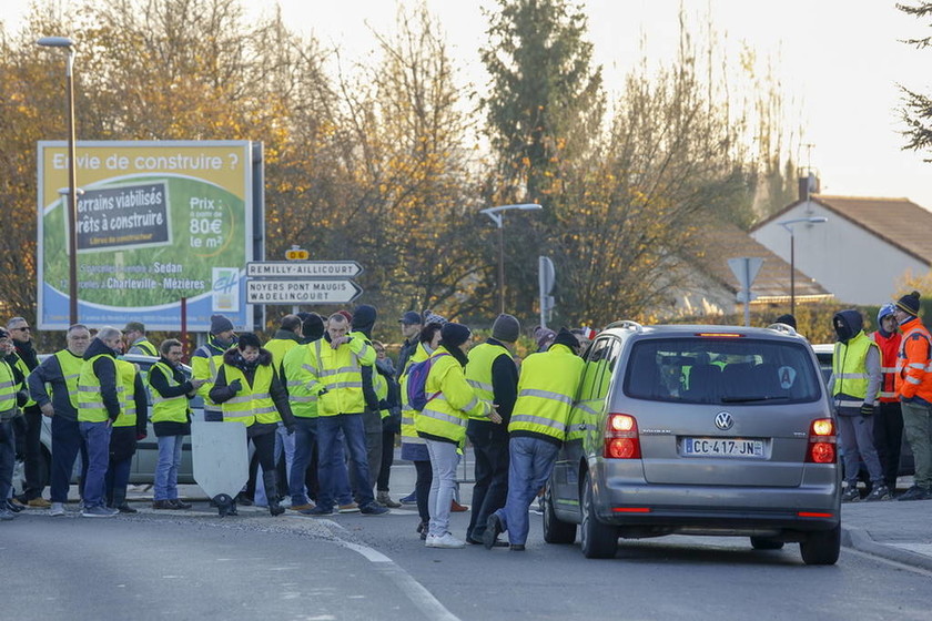 Γαλλία: Νεκρή διαδηλώτρια σε συγκέντρωση για την αύξηση στα καύσιμα (pics)