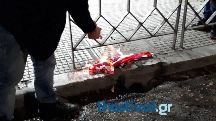 Πολυτεχνείο: Έκαψαν την αμερικανική σημαία και έσπασαν βιτρίνες στη Θεσσαλονίκη (vids+pics)