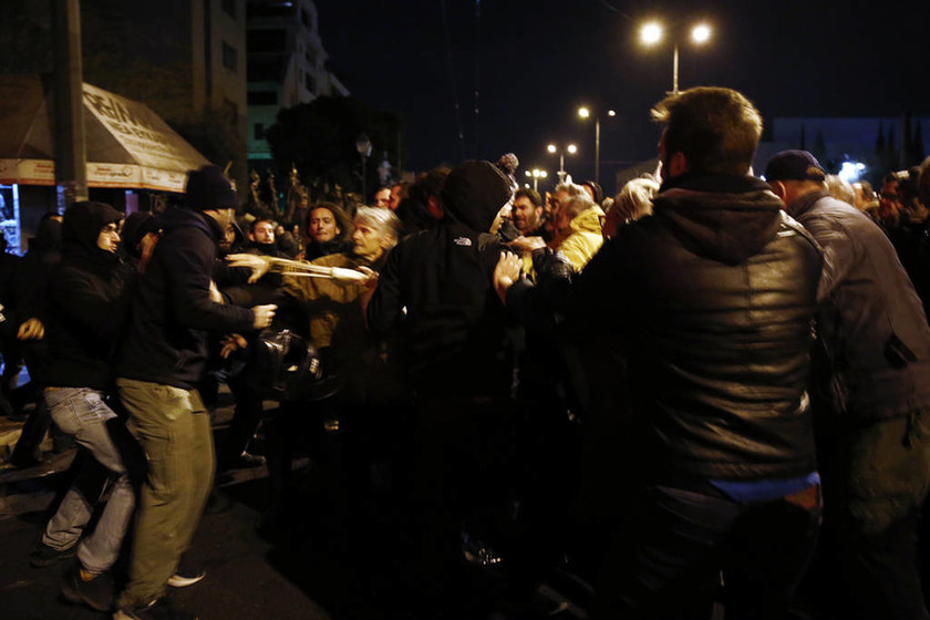 Πολυτεχνείο: Προπηλακισμοί στελεχών του ΣΥΡΙΖΑ έξω από την αμερικανική πρεσβεία (pics)