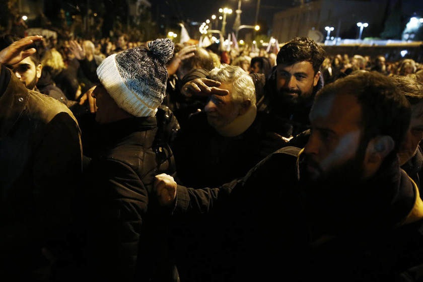 Πολυτεχνείο: Προπηλακισμοί στελεχών του ΣΥΡΙΖΑ έξω από την αμερικανική πρεσβεία (pics)