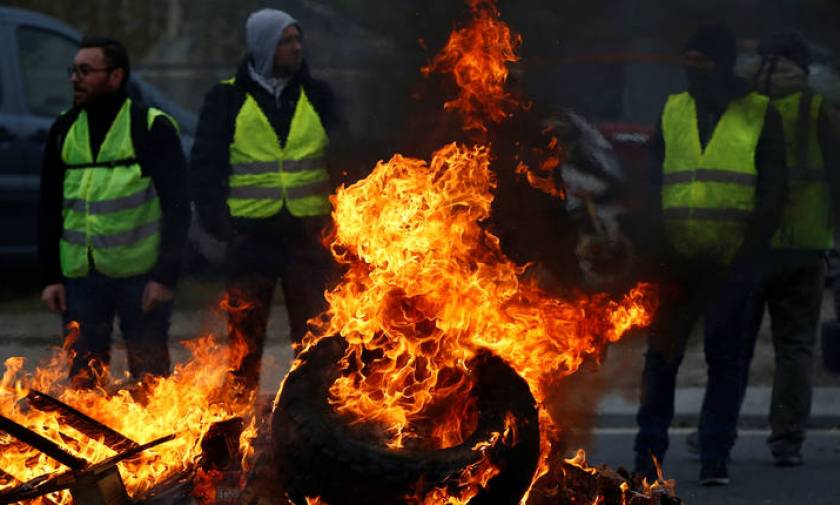 Μάτωσαν τα «κίτρινα γιλέκα» στη Γαλλία: Μία διαδηλώτρια νεκρή και 106 τραυματίες