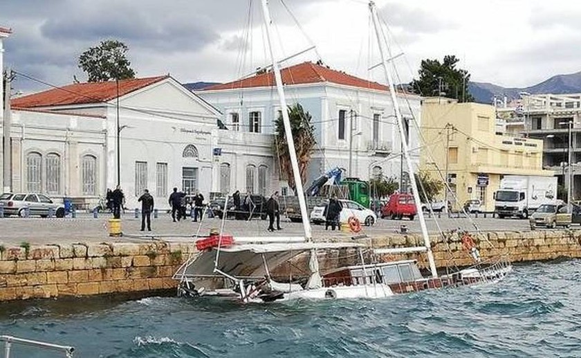 Απίστευτες εικόνες: Σκάφος βυθίζεται στο λιμάνι της Καλαμάτας (pics)