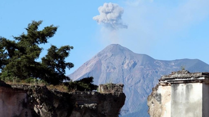 Γουατεμάλα: Tο ηφαίστειο Φουέγο ενεργοποιήθηκε για 5η φορά μέσα στο 2018