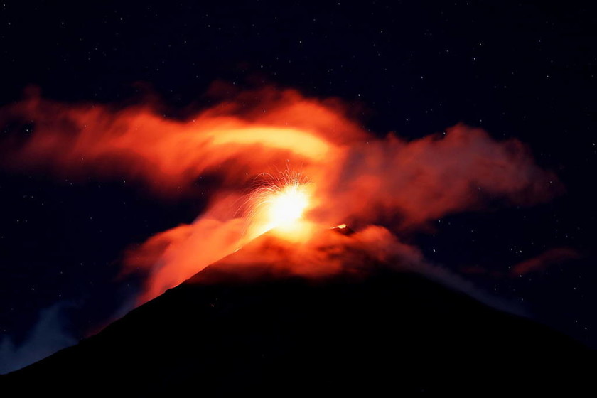 Ο τρόμος επιστρέφει στη Γουατεμάλα: Πέτρες, φωτιά και τοξικά αέρια ξερνάει το ηφαίστειο Φουέγκο