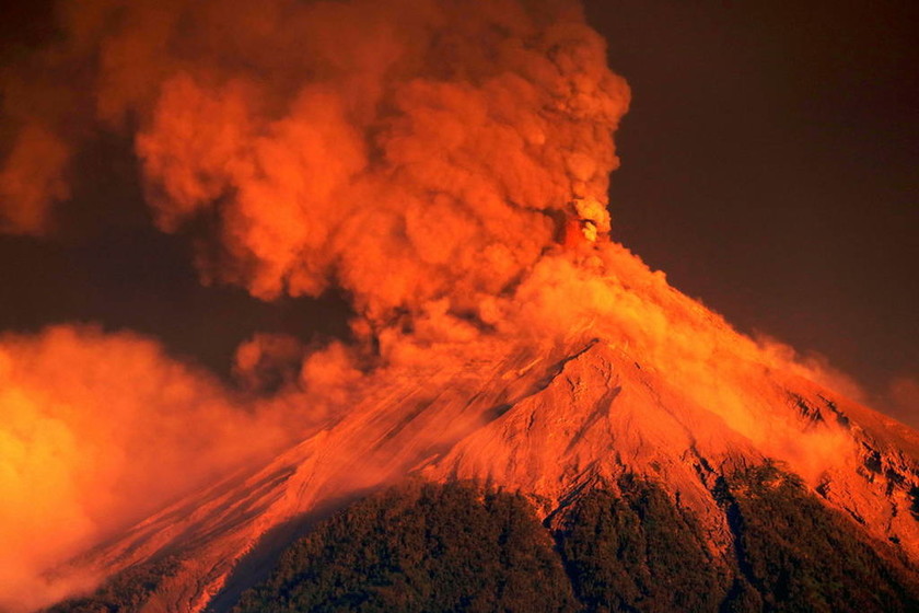 Ο τρόμος επιστρέφει στη Γουατεμάλα: Πέτρες, φωτιά και τοξικά αέρια ξερνάει το ηφαίστειο Φουέγκο