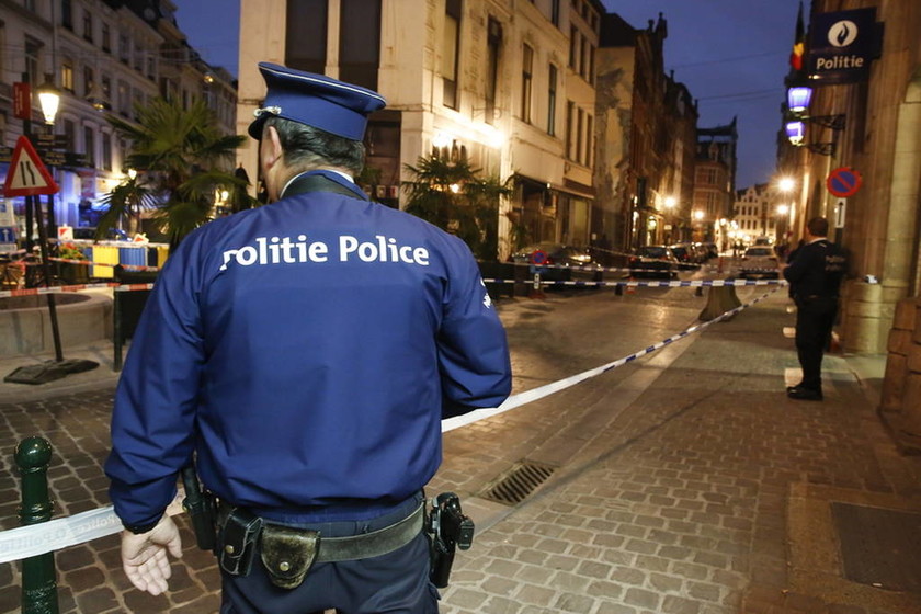 Συναγερμός στις Βρυξέλλες: Άνδρας μαχαίρωσε αστυνομικό φωνάζοντας «Αλλάχ ου ακμπάρ» (pics)
