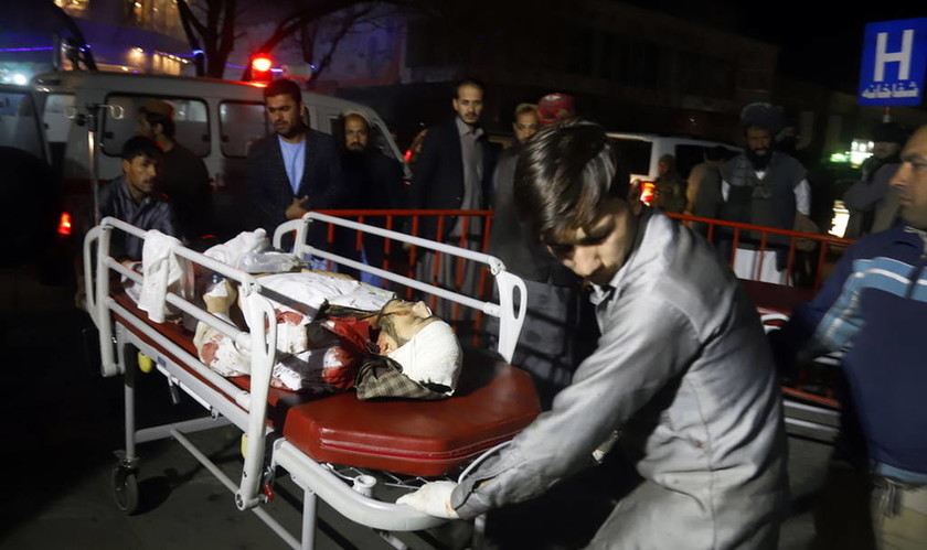 «Λουτρό» αίματος στην Καμπούλ: Βομβιστής αυτοκτονίας ανατινάχθηκε σε αίθουσα γάμων σκοτώνοντας 50 