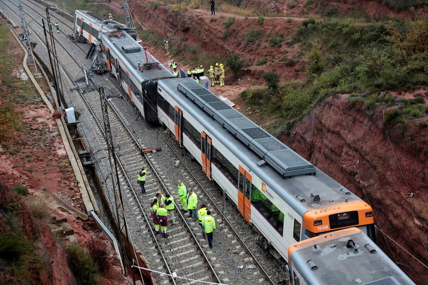 Εκτροχιασμός τρένου στη Βαρκελώνη: Ένας νεκρός και 49 τραυματίες (pics+vid)
