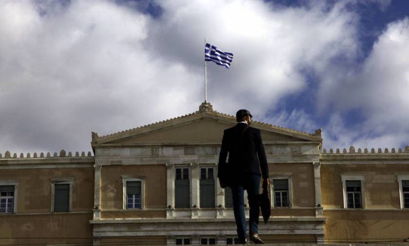 Public Issue: Οκτώ στους δέκα Έλληνες τα βλέπουν... μαύρα για τη χώρα