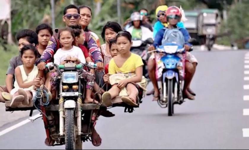 Φιλιππίνες: Ταξί - μοτοσυκλέτες μεταφέρουν μία ολόκληρη οικογένεια (vid)