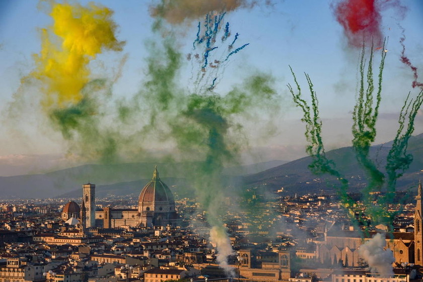 Φλωρεντία: Η εντυπωσιακή γιορτή που στολίζει τον ουρανό ολόκληρης πόλης με... λουλούδια! (pics)