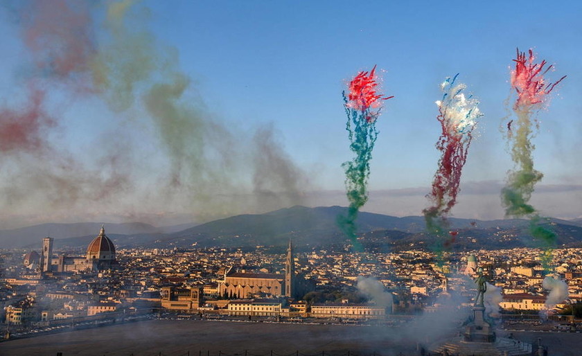 Φλωρεντία: Η εντυπωσιακή γιορτή που στολίζει τον ουρανό ολόκληρης πόλης με... λουλούδια! (pics)