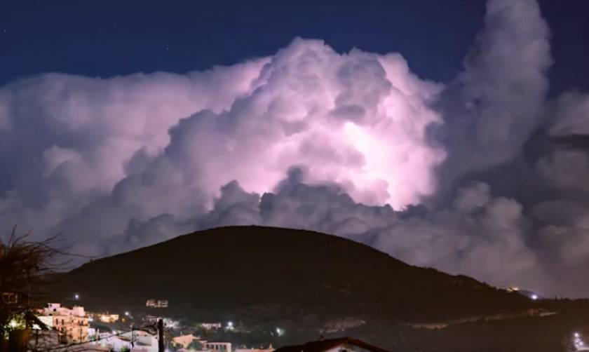 Καιρός: Μαγευτικές εικόνες από τη Σάμο - Καταιγίδες υπό το φως του φεγγαριού (vid)